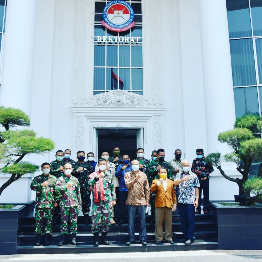Bogor, 12/10/2021; Universitas Timor menghadiri acara Penandatanganan Nota Kesepahaman  dan Perjanjian Kerja Sama dengan Universitas Pertahanan RI bertempat di gedung Rektorat UNHAN. Adapun Nota Kesepahaman antara Universitas Pertahanan RI dengan Universitas Timor ditandatangani oleh Rektor UNHAN RI yaitu Laksamana Madya TNI Prof. Dr. Ir. Amarulla Octavian , S.T.,M.Sc.,DESD dan Rektor Univeristas Timor Dr. Ir. Stefanus Sio, M.P sedangkan Penandatanganan Perjanjian Kerjasama antara UNHAN RI dengan Universitas Timor ditandatangani oleh Dekan Fakultas Vokasi UNHAN RI Brigadir Jenderal TNI Agus Winarna, S.IP., M.Si., M.Tr (Han) dan Wakil Rektor I Universitas Timor Dr. Werenfridus Taena, S.P., M.Si