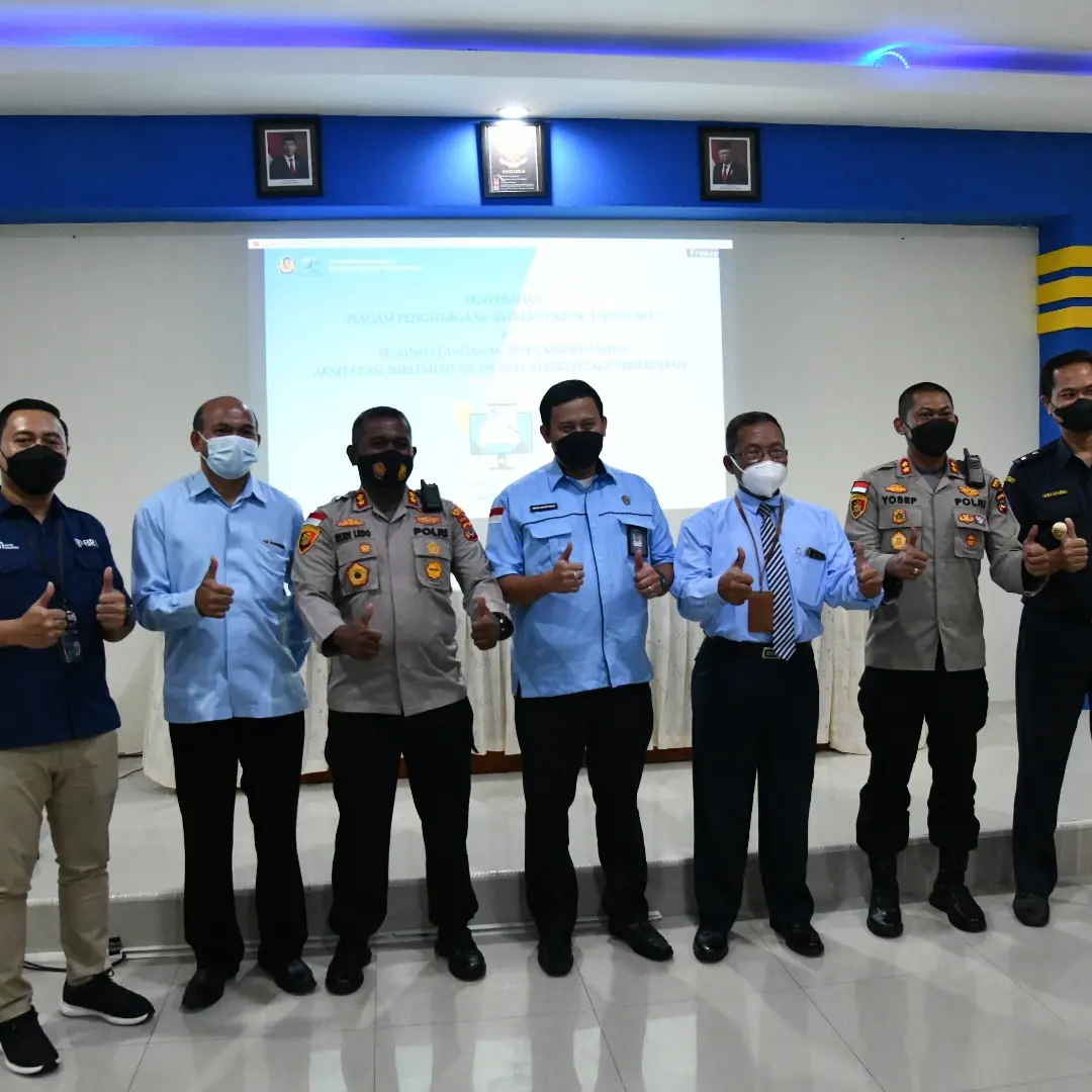 KPPN Atambua menyerahkan piagam penghargaan bagi satker terbaik 2021