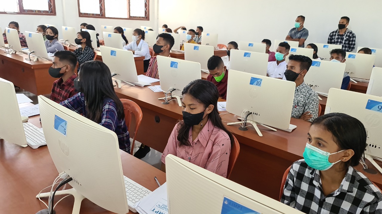 Ribuan Calon Mahasiswa Mengikuti UTBK SBMPTN di UNIMOR