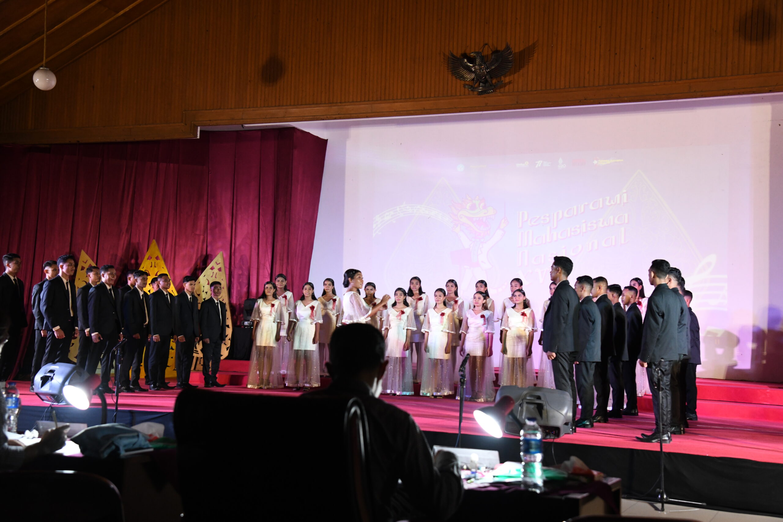 Pesparawi Mahasiswa Nasional PSM UNIMOR Hipnotis Penonton dan Dewan Juri