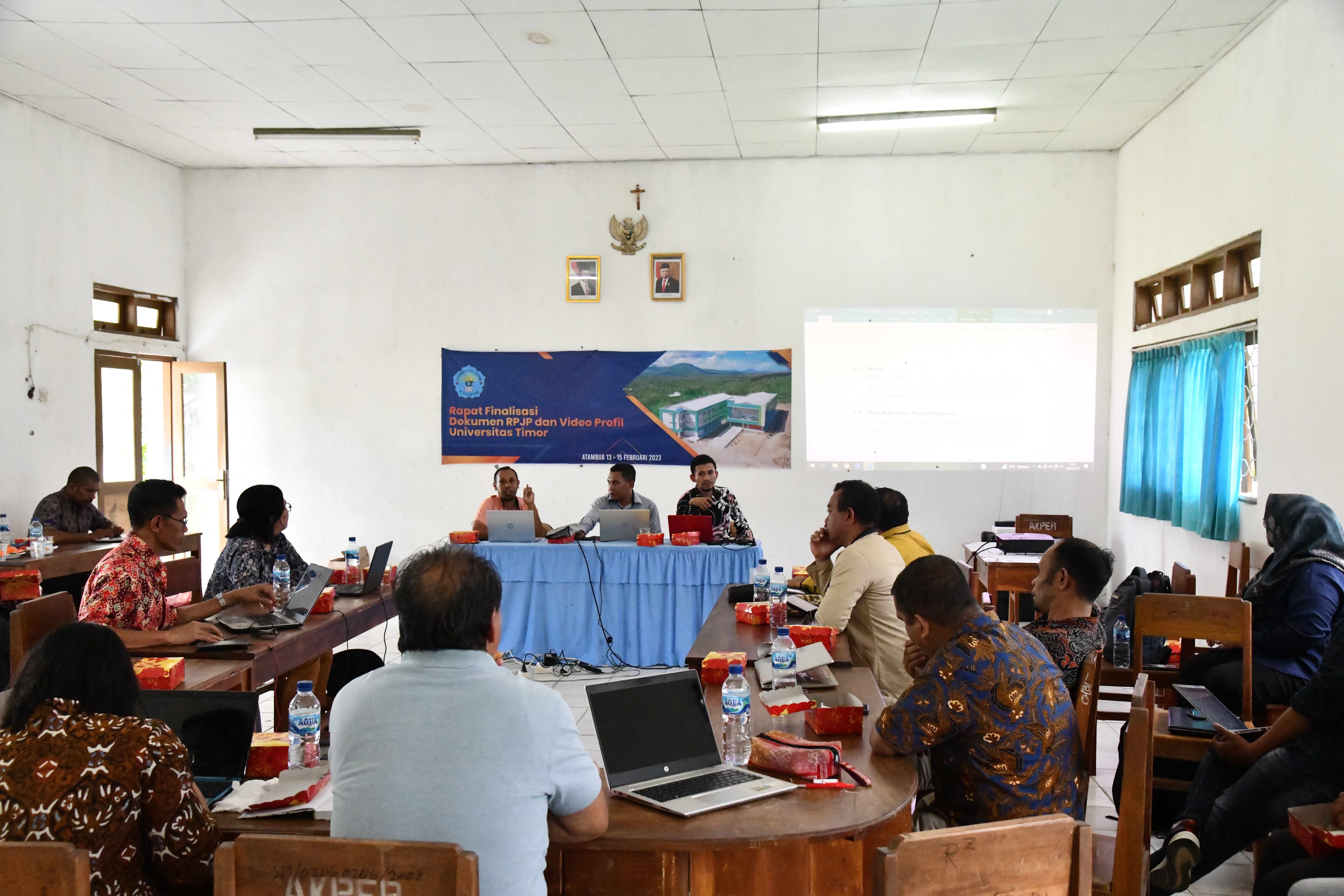 Wakil Rektor Bidang Akademik Universitas Timor membuka dengan ResmiRapat Finalisasi Profil dan Rencana Pembangunan Jangka Panjang (RPJP)Universitas Timor