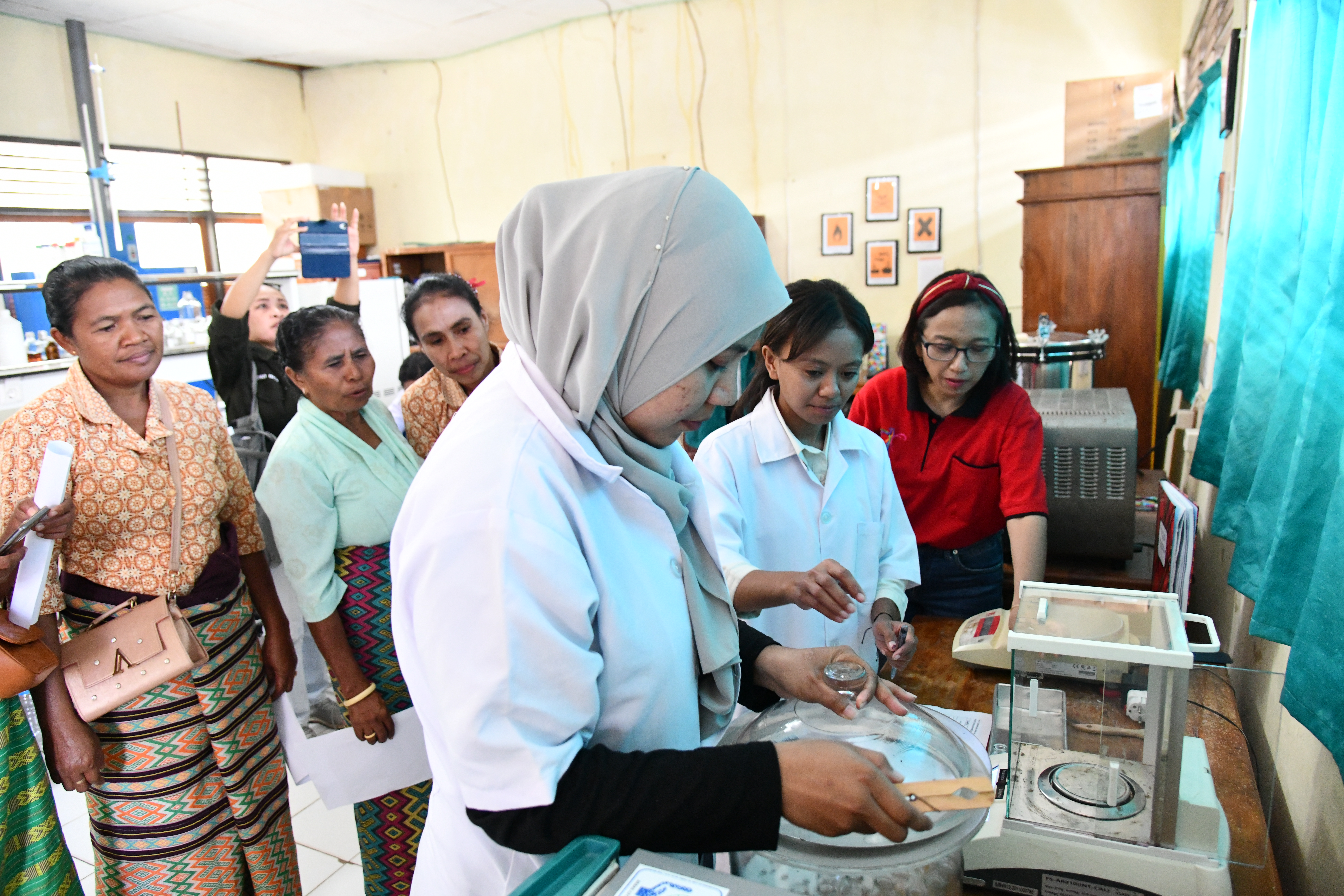 Meningkatkan Keamanan dan Kualitas Minuman Instan Berbahan Rimpang Tanaman Obat Melalui Pelatihan Penentuan Kadaluwarsa Produk
