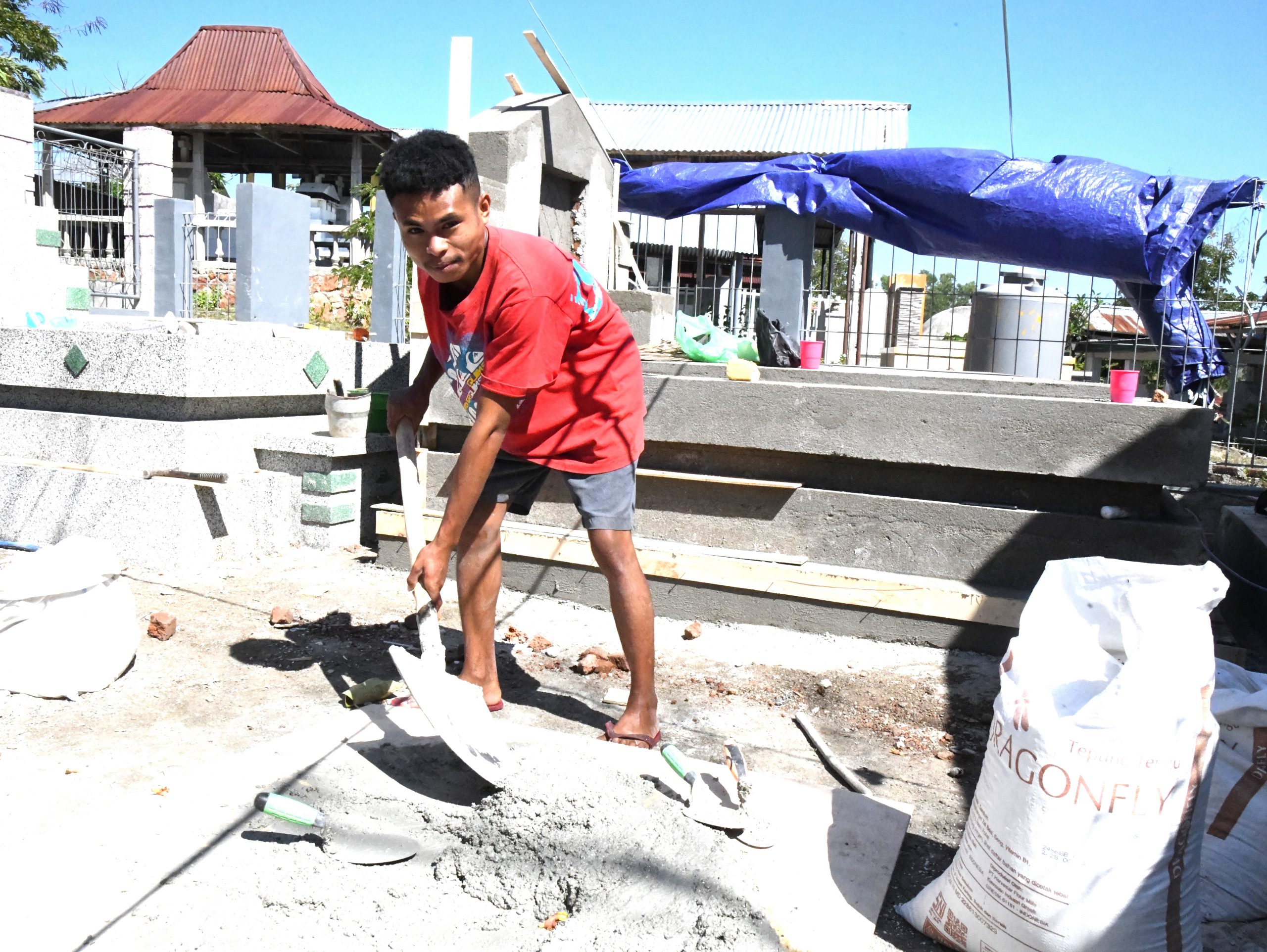 Kisah Inspiratif Rezky Rendi Funan, Mahasiswa Unimor Yang Menjalani Kuliah Sambil Bekerja Menjadi Buruh Tukang  Kuburan