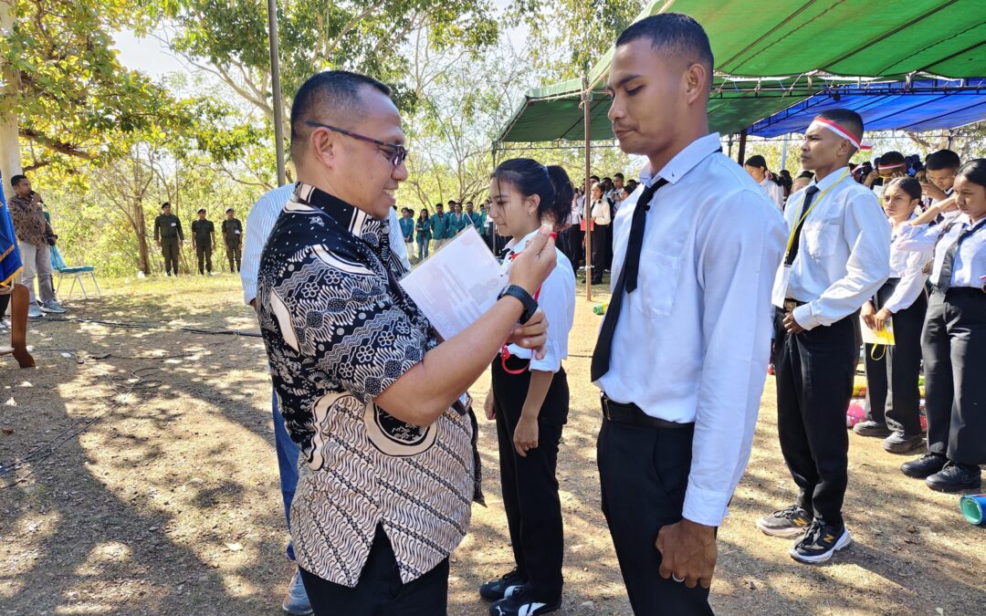 Wakil Rektor Bidang Akademik dan Kerjasama Resmi Tutup PKKMB Unimor Tahun 2025